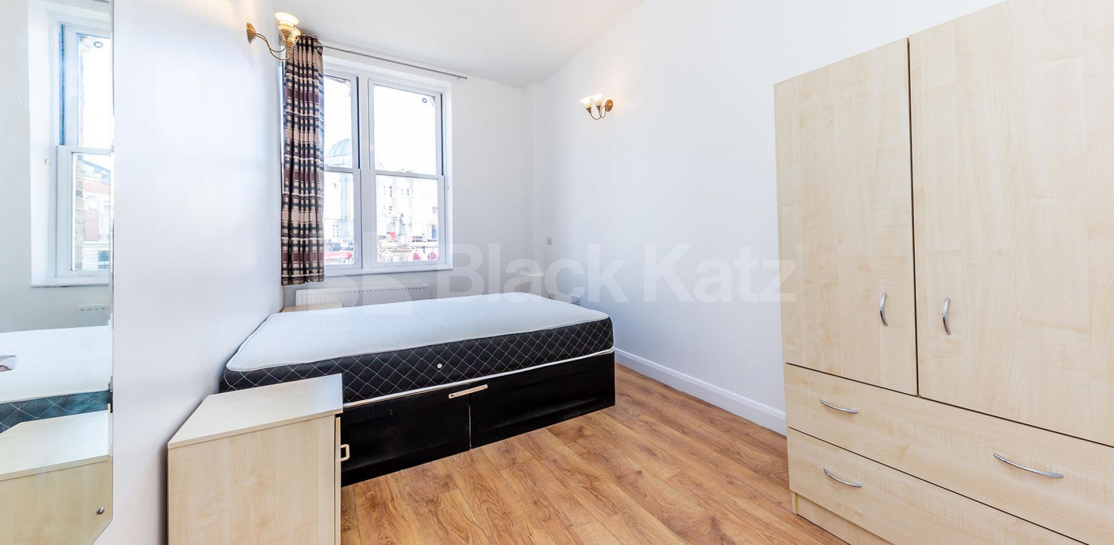 Two double bedrooms in the heart of Camden mins to Regents Park and Tube Camden High Street, Camden